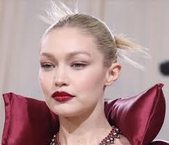 فستیوال زیبایی مت گالا 2022 :از کرم جادویی بلیک لایولی تا رژ لب جی جی حدید 