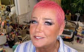 Its also a worthy read, due to its juicy topics which include her dating brazilian soccer icon: Xuxa Meneghel Muda O Visual E Surge Com O Cabelo Rosa Para Baile De Gala Noticias Da Tv
