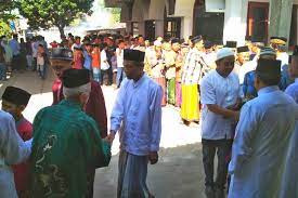 Hari raya aidilfitri merupakan perayaan yang disambut oleh umat islam di seluruh dunia tidak kira bangsa sama ada arab, inggeris, melayu. Cermin Kerukunan Dalam Tradisi Ujung Lebaran Di Magelang Halaman All Kompas Com
