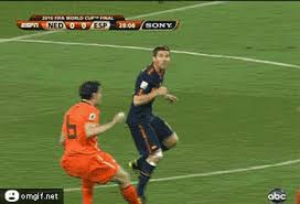 Met donkere oranje lijnen is een leeuw getekend op het oranje shirt. Yeah He S Faking Gif On Imgur