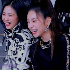 Es la vocalista principal del grupo de chicas surcoreano, itzy. Girl Group Oneshots Worth The Wait