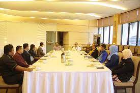 Ketua pegawai eksekutif sesebuah syarikat yg bertanggungjawab kpd lembaga pengarah dan terhadap keseluruhan pengurusan dan perjalanan syarikat; Program Khas Teh Tarik Bersama Ybhg Datuk Nik Mohd Hasyudeen Yusoff Pengarah Urusan Kumpulan Ketua Pegawai Eksekutif Puk Kpe Tabung Haji