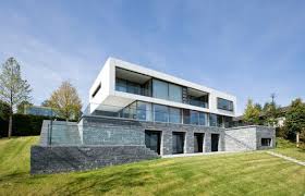 So errechnet sich der einzuhaltende abstand zwischen häusern aus der gebäudehöhe. Haus In Schondorf Am Ammersee Bad Und Sanitar Haus Hanglage Bogenhaus Architektur