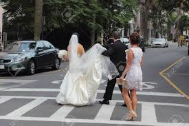 Maybe you would like to learn more about one of these? Ein Vater Halt Seine Tochter Hochzeitskleid Zug Wie Er Geht Sie In Die Kirche Am Tag Ihrer Hochzeit In Charleston South Carolina Usa Lizenzfreie Fotos Bilder Und Stock Fotografie Image 29477769