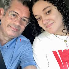 Esta es mi sobrina @paolazayasbazan (falda corta gris y pelo corto) sacando  lo máximo de su participación como solista, en el musical  @mariposasdeacerord, en el cual interpreta el papel de Dulce Tejada,