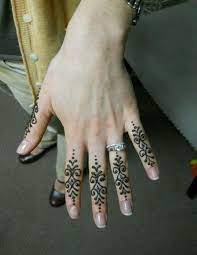 Itu loh yang biasa digunakan wanita di pergelangan tangannya. Tanpa Harus Lihai Menggambar 10 Desain Tato Henna Ini Bisa Jadi Contekan Untuk Tampil Menawan