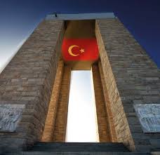 Bu anıt, hepimizin gönlünde geleceğe güven yansıtan, türk milletinin en zor döneminde bile yedi düveli dize getirebileceğini ve yüz binlerce şehit pahasına vatan topraklarını ebediyen koruyacağını gösteren anıtımızdır. Canakkale Sehitler Abidesi Canakkale Icinde