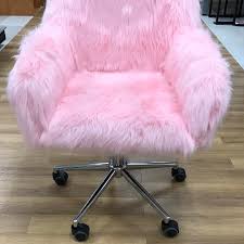 Gefallt 41 Mal 4 Kommentare Ourlifemuse Auf Instagram Canyouguessit It S An Pink Fluffy Deskchair I Pink Room Girl Bedroom Designs Cute Room Decor