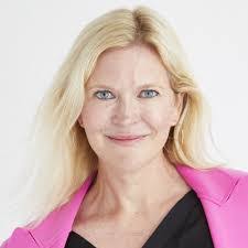 Kari Hall's Instagram, Twitter & Facebook