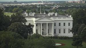 Ein schwer bewaffneter polizist am weißen haus in washingtonfoto: Webcam Washington Weisses Haus Live Earthtv