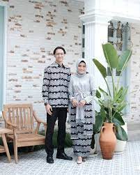 Model baju batik couple untuk pesta modis. 45 Model Batik Couple Modern Modis Kombinasi 2020
