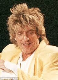 My opinion of 2011 hottest male country singer 5.blake shelton 4.brad paisley 3.tim mcgraw 2.luke bryan 1.you will find out number one in the video. Rihanna Blonde Hair Singer Shows Off Rod Stewart Inspired Bleached Hairstyle Daily Mail Online