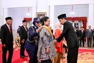 Jokowi awards medals to wife, prominent figures - Politics - The ...