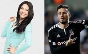 Soruları bir nebze gidermek adına bizde ünlü oyuncunun bugüne dek eski sevgileri kimlermiş sizler için araştırdık. Besiktasli Futbolcu Oguzhan Ozyakup Un Sevgilisi Demet Ozdemir E Buyuk Jesti
