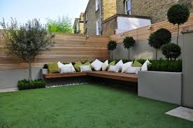 Sichtschutzzaun Schutz Und Stil Umgeben Das Haus Terrassengestaltung Gartengestaltung Und Gruner Rasen