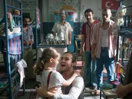 1983 yılında bir ege kasabasında sıkıyönetim komutanının kızının ölümü üzerine küçük kızı ve babaannesiyle yaşayan memo idam cezasına çarptırılır. 7 Kogustaki Mucize Nin Film Muzikleri Albumu Yayinlandi Ntv