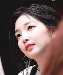 9 Potret Menawan Yeonhee 'Rocket Punch' yang Sukses Curi Perhatian