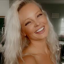 December in Florida with Sweet Caroline and SUMMER. Not bad at all!  #goldenretrieverlife #goldenretrieverpuppy #goldenretriever #redretriever