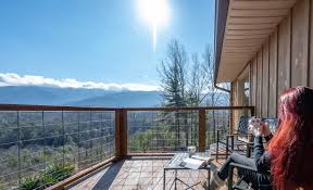 Cobbly nob rentals… is a gatlinburg cabin rentals company situated on a 1,000 acre exclusive resort. View Home In Cobbly Nob W Hot Tub And Wifi Chalets For Rent In Gatlinburg Tennessee United States