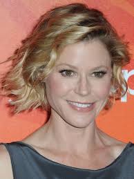 The beautiful actress from modern family, julie bowen, is currently enjoying her life. Julie Bowen Bio Age Family Husband Children Net Worth Movies And Happy Gilmore