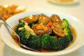不知你指的鮑魚是乾貨還是罐裝鮑魚？ 乾鮑的發法先洗淨，放清水中浸泡一晚。 用清水、小火燉煮2小時，放涼後切厚片。 另加高湯小火煨煮5小時。 麻煩吧!效果不保證一定好。 罐裝鮑魚方便多了，冷食、蒸、炒、扒、燴均可。 ç½é ­é®'é­šç…®æ³• ç…®å¾—è»Ÿè…çš„ç§˜è¨£æ˜¯ä»€éº¼ å°ˆå®¶æ•™ä½ æ€ é¦™æ¸¯01 æ•™ç…®