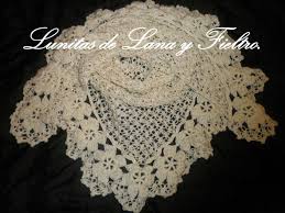 Flores tejidas a crochet a base del botón que ya les había enseñado!!!quedan gorditas y firmes. Chal Triangular Beige Tejido A Ganchillo Con Punto Salomon Combinado Con Flores Manualidades