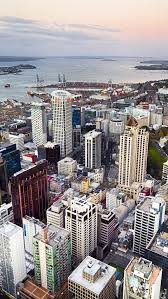 La más grande, la de mayor diversidad cultural y la más cosmopolita ciudad. Auckland Nueva Zelanda Ciudad Calle Edificios Costa 750x1334 Iphone 8 7 6 6s Fondos De Pantalla