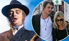 In 2005 her career was in peril because of photos of her ­snorting cocaine in a recording studio while dating pete doherty. Pete Doherty Brings Up Ex Kate Moss Burning His Childhood Toy After Their Split Again Daily Mail Online