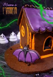 Maison De L Horreur En Biscuits Pour Halloween Avec Images Biscuits Halloween Halloween Gateau Cimetiere Halloween