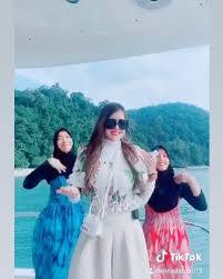 Eina azman itu mendirikan rumah tangga dengan ahli perniagaan, datuk paduka kaiser gurmeet harden abdullah, 37, pada 31. Dilabel B0d0h Berfesyen Ini Jawapan Padu Datin Eina Azman Menujukebenaran