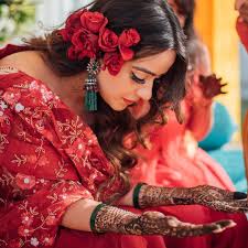 Loving The Vintage Vibes Of This Mehendi Look Purnima Divyam Bridal Hairdo Indian Wedding Hairstyles Indian Bridal Hairstyles