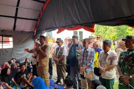 Kepala BNPB kunjungi warga pengungsi di halaman Kantor Camat Hinai - ANTARA  News Sumatera Utara