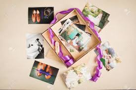 Das strahlende brautpaar, traumhafter blumenschmuck, der tausch der trauringe und eine wunderbare hochzeitsfeier: Originelles Geschenk Geschenk Schone Hochzeit Fotobuch Und Usb Stick In Vintage Handgemachte Holzkiste Hochzeitskonzept Holz Flash Laufwerke Lizenzfreie Fotos Bilder Und Stock Fotografie Image 90752468