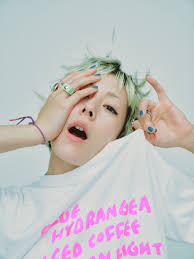 Ray BEAMS〉がアーティスト・木村カエラを起用。3つの東京ブランドに別注した“Tシャツ”コレクションのプレイフルなルックを公開