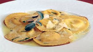 I ravioli di zucca sono un primo piatto buonissimo da gusto delicato, ottimo connubio il condimento con burro salvia e parmigiano. Tortelli Di Zucca Con Salvia Un Piatto Delicato Dal Profumo Unico