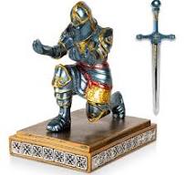 Amazon.com: MACLARONX Kneeling Knight Pen Holder with Sword ...
