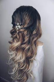 42 Wunderschone Hochzeitsfrisuren Halb Hoch Halb Runter Hochzeitsfrisuren Mit Floralen Haarteilen Und Naturlichen Locken New Site Hochzeitsfrisuren Frisur Hochzeit Haare Hochzeit