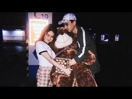 Sosoknya ini kerap mencuri perhatian dengan gayanya yang stylish juga paras cantiknya. Kumpulan Foto Rey Mbayang Bareng Indrayani Rusady Saat Masih Pacaran Bikin Salfok