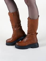 En este orden, las botas altas de camel 2020 son conocidas como un arma mortal, pues en conjunto con un vestido corto se ve muy bonito y elegante. Mujeres Zapatos Sadalias Botines Encuentre Nuestra Seleccion De Calzados Para Mujeres Toonzshop