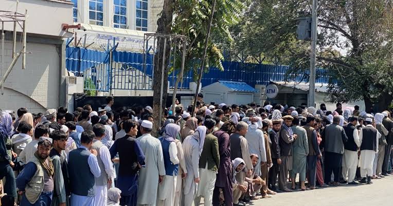 شماری از مشتریان بانک‌های خصوصی افغانستان: مشکلات در اخذ پول پابرجاست