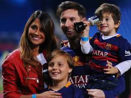 The two, both from rosario, argentina, married in july 2017 after more than 20 years of knowing each other. Antonella Roccuzzo Das Ist Die Frau Von Lionel Messi Goal Com