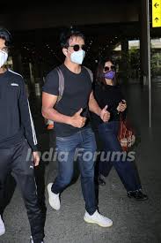 [2] amar ujala while she was studying in nagpur, she met the famous bollywood actor, sonu sood who was studying engineering in nagpur. Sonu Sood Snapped With Family At Airport Media