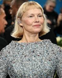 Not wearing makeup rocks. I quit that shit years ago. Being older is  liberating AF, bc who really cares. Do y'all think that women cares if  anyone prefers her in makeup and