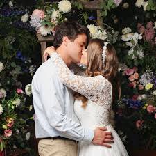Bindi irwin says she married chandler powell in a ceremony without guests because of the coronavirus pandemic. Bindi Irwin Wedding Photos To Chandler Powell People Com