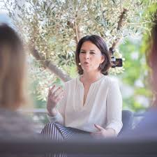 Originally from the western state of lower saxony, in 2005 she joined the greens party and moved to potsdam in the eastern state of brandenburg to head the office of its local mep. Annalena Baerbock Grunen Kanzlerkandidatin Spricht Uber Plagiatsvorwurfe Politik