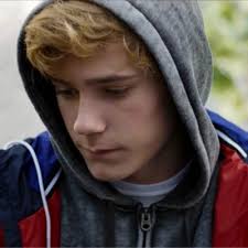 Si at isak (siden han ikke er i et romantisk forhold med noen) får en venn/kjæreste/whatever' så kunne dere fulgt den? Isak Valtersen Isakgoogles Twitter