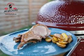 Iberico Karree Mit Pinien Parmesan Kruste Am Grillplatz Bbq Grillrezepte Rezept In 2021 Grillen Hochrippe Spareribs