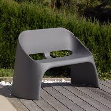 Mettez Une Touche De Design Dans Votre Jardin Grace Au Banc De Jardin Aldo Exterieur Amenagement Mobilierjardin Ambia Banc Jardin Mobilier Jardin Et Tabouret De Bar Design