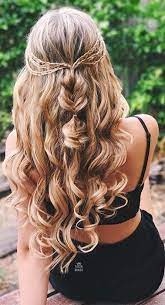 As A Woman Of A Contemporary Age If You Wish One Thing Fantastic And Stylish Then These Ten Beautiful Down Curly Hairstyles Homecoming Hairstyles Hair Styles