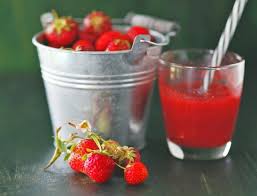 Erdbeerlikor Schnell Und Einfach Rezept Frag Mutti Rezept Erdbeerlikor Erdbeeren Erdbeerjoghurt